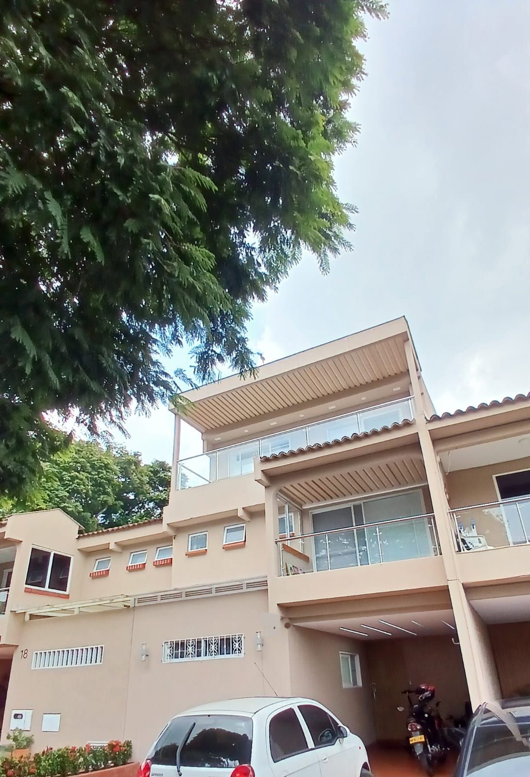 Casa en venta Valle Del Cauca Cali Bosques Del Limonar 350 m2 Habitaciones 4 Baños 4 Garajes 2 Precio $1200000000