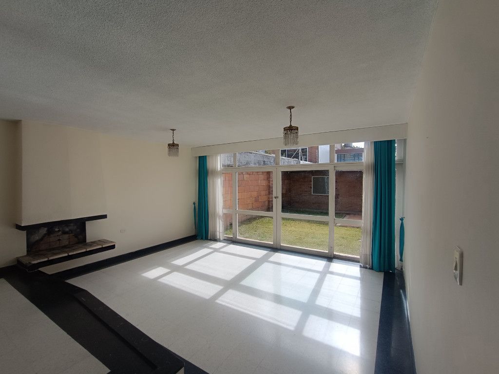 Casa en arriendo Cundinamarca Bogotá Estoril 260 m2 Habitaciones 6 Baños 4 Garajes 3 Precio $7000000