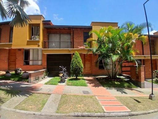 Casa en arriendo Antioquia Itagüí Santa Catalina 280 m2 Habitaciones 4 Baños 4 Garajes 2 Precio $5500000