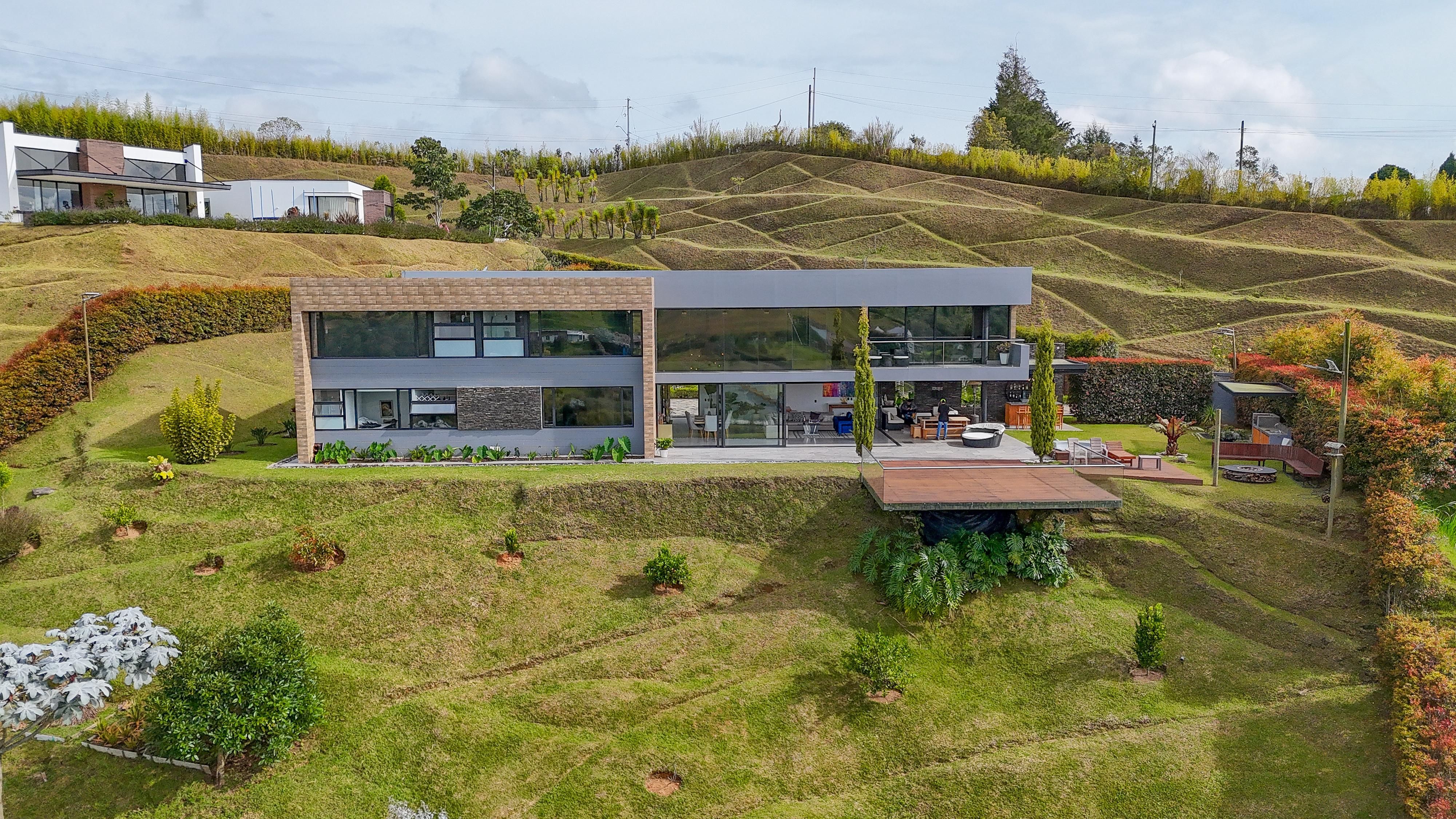 Casa Campestre en arriendo Antioquia Guarne Centro 650 m2 Habitaciones 4 Baños 5 Garajes 4 Precio $23000000