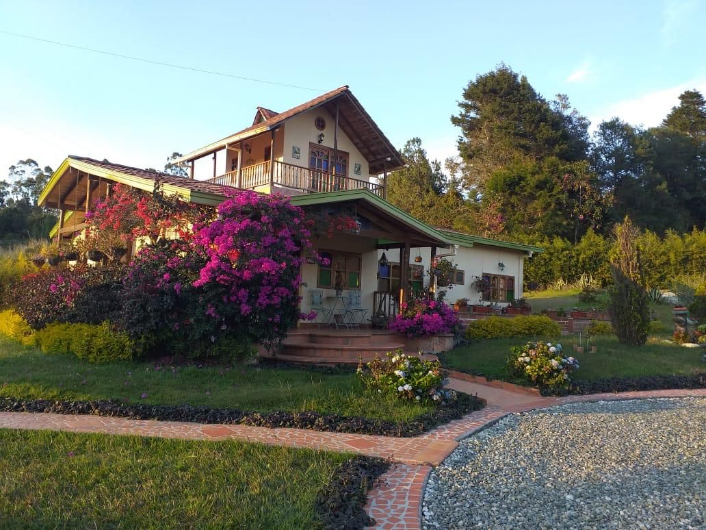 Casa en venta Antioquia Guarne Centro 8300 m2 Habitaciones 5 Baños 4 Garajes 9 Precio $1600000000