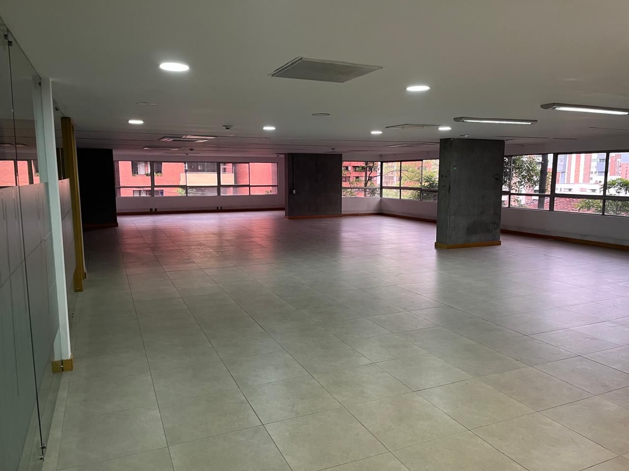 Oficina en arriendo Antioquia Medellín Castropol 897 m2 Habitaciones 0 Baños 0 Garajes 0 Precio $165000000