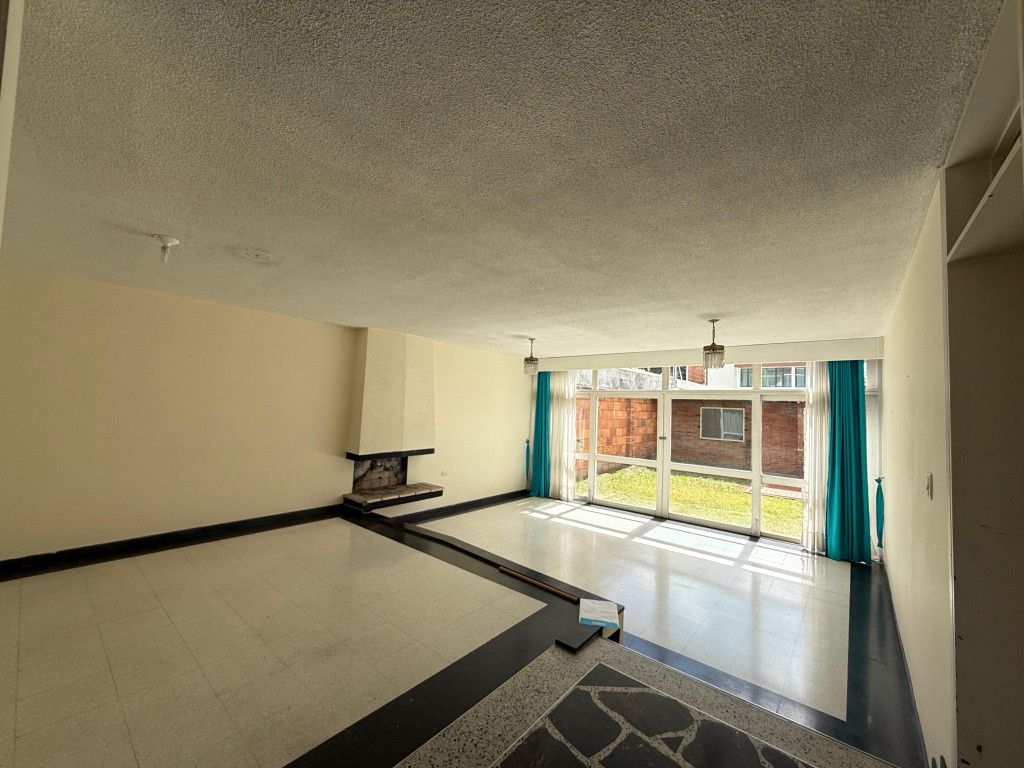 Casa en venta Cundinamarca Bogotá Estoril 297 m2 Habitaciones 6 Baños 4 Garajes 3 Precio $1350000000