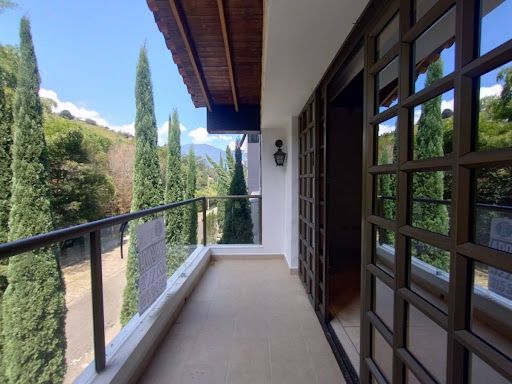 Casa en arriendo o venta Antioquia Sabaneta Sabaneta 400 m2 Habitaciones 5 Baños 5 Garajes 2 Precio venta $1900000000 Precio arriendo $9000000