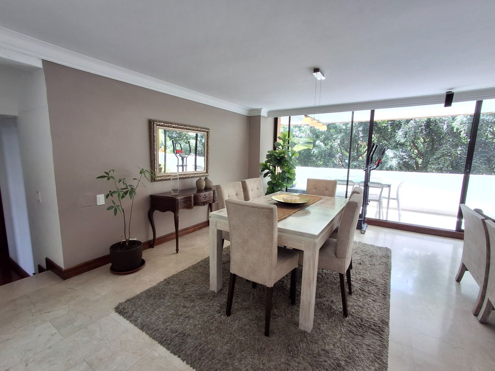 Apartamento en arriendo Antioquia Medellín Villanueva 180 m2 Habitaciones 3 Baños 3 Garajes 2 Precio $10000000