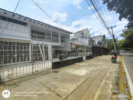 Casa en arriendo Valle Del Cauca Cali La Flora 280 m2 Habitaciones 5 Baños 3 Garajes 2 Precio $2000000