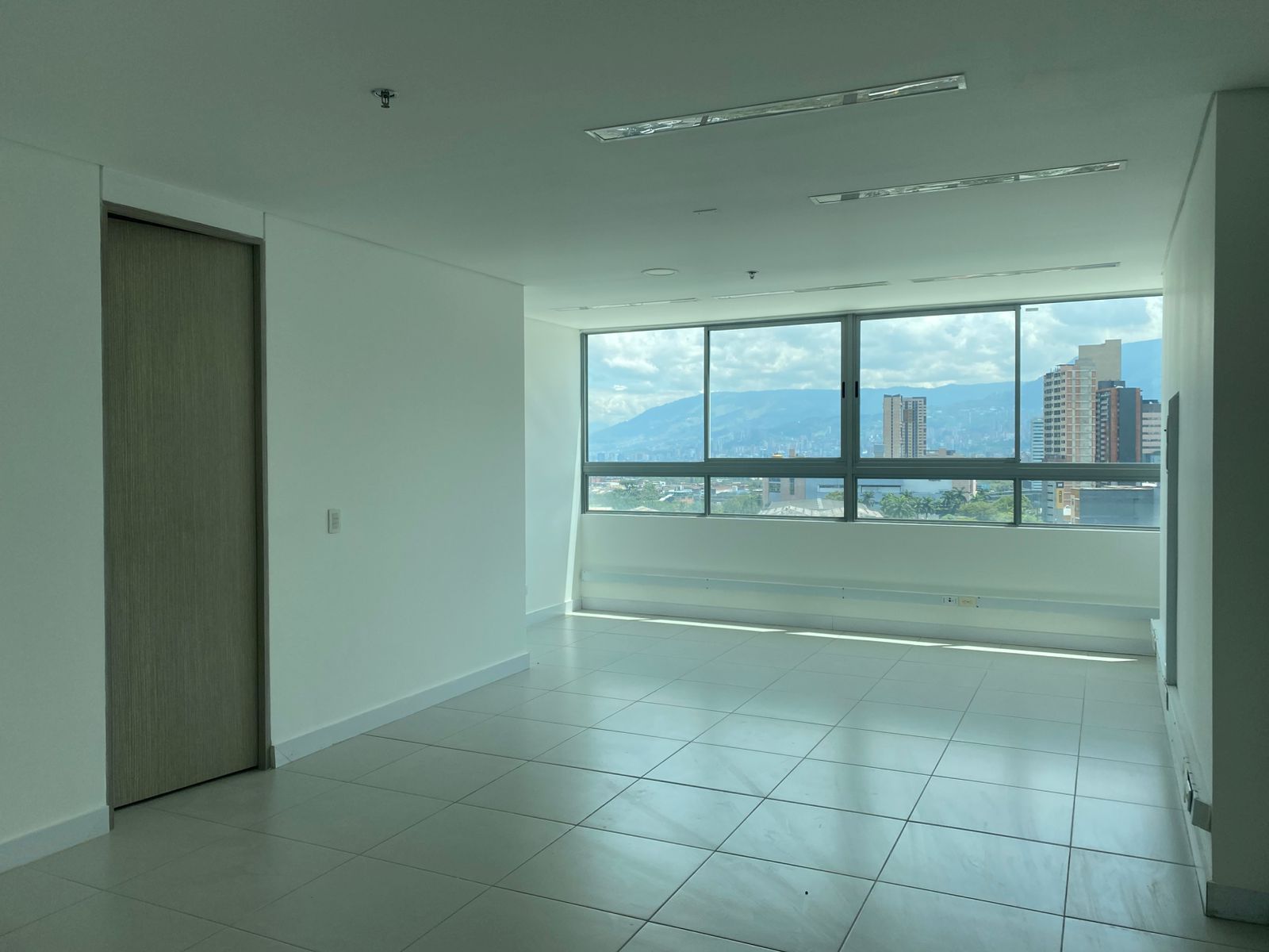 Oficina en arriendo Antioquia Sabaneta Balcones De La Holanda 72 m2 Habitaciones 0 Baños 2 Garajes 2 Precio $6400000