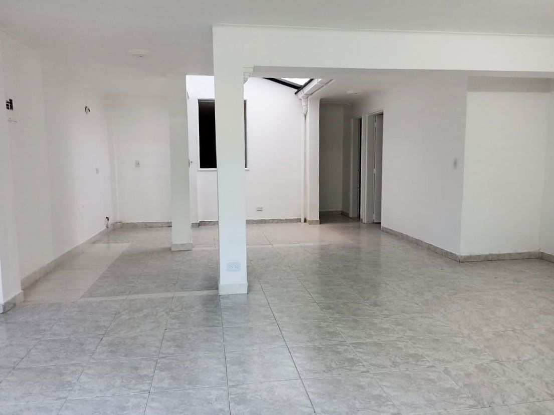 Oficina en arriendo o venta Antioquia Medellín San Bernardo 100 m2 Habitaciones 0 Baños 2 Garajes 1 Precio venta $620000000 Precio arriendo $5650000