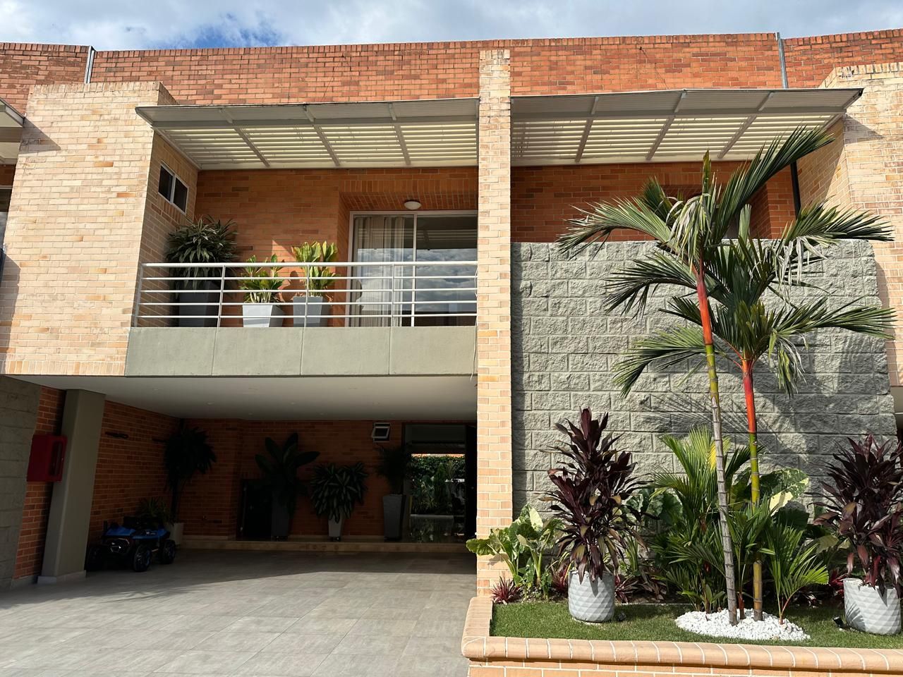 Casa en venta Valle Del Cauca Cali Urbanización Ciudad Jardín 300 m2 Habitaciones 4 Baños 4 Garajes 3 Precio $1510000000