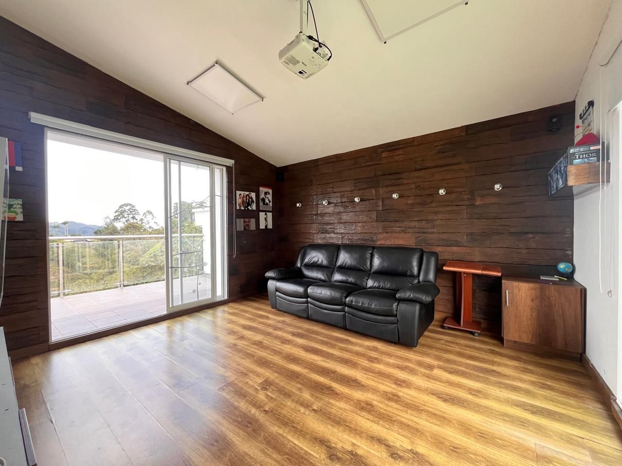 Casa en arriendo o venta Antioquia El Retiro Cn El Campo 241 m2 Habitaciones 3 Baños 3 Garajes 6 Precio venta $1895000000 Precio arriendo $11500000