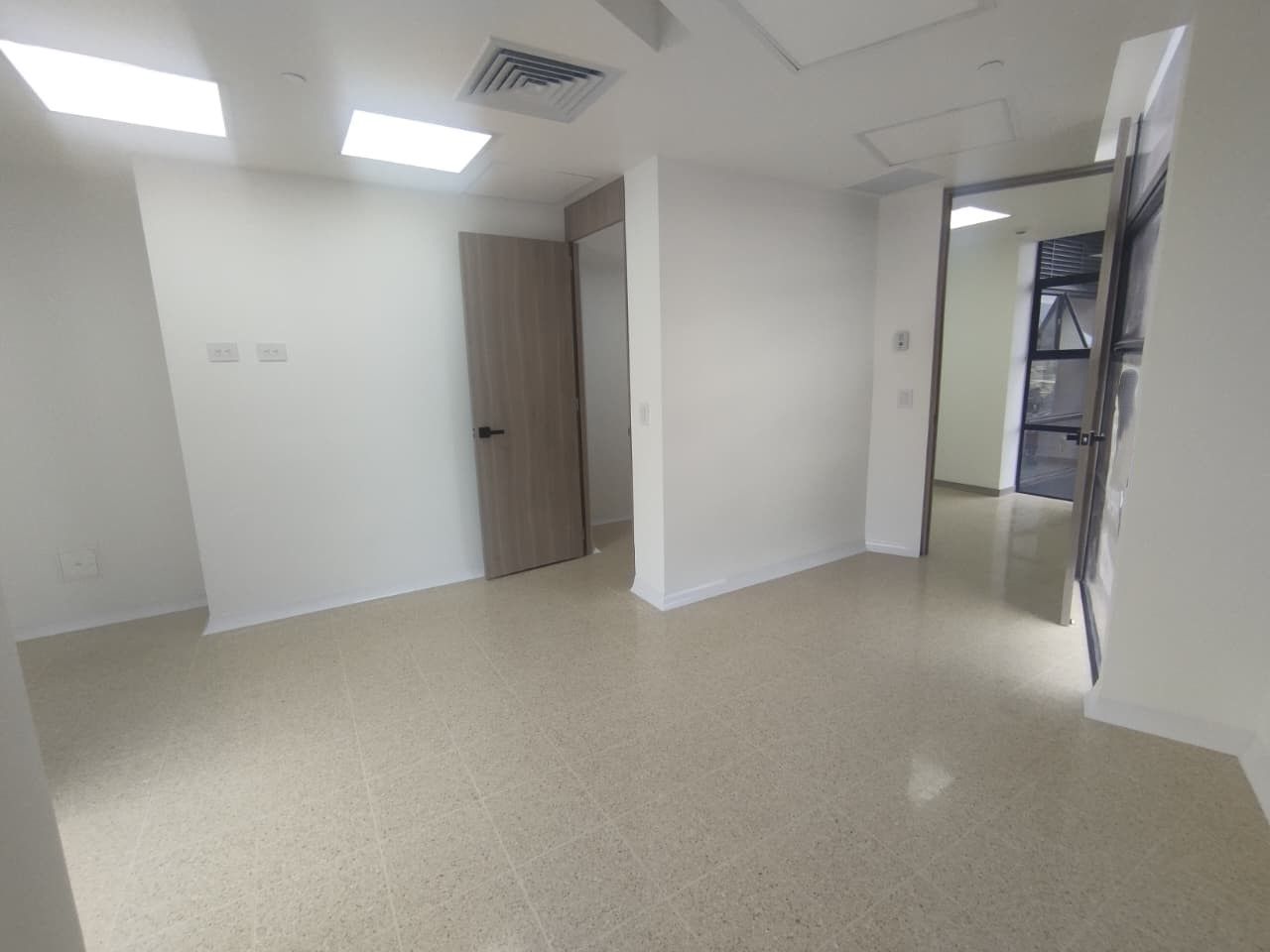 Consultorio en arriendo Antioquia Medellín Simesa 33 m2 Habitaciones 0 Baños 1 Garajes 1 Precio $5000000