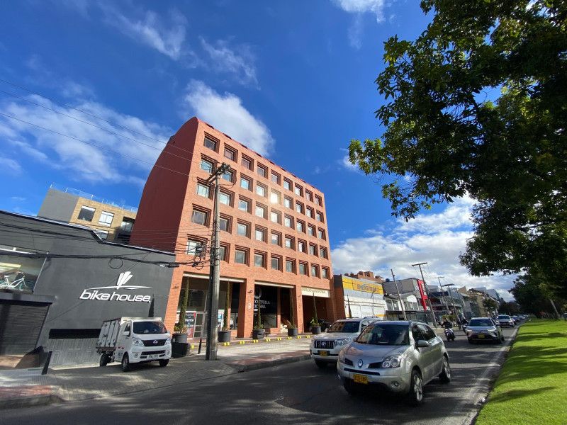 Oficina en arriendo Cundinamarca Bogotá San Patricio 400 m2 Habitaciones 0 Baños 2 Garajes 8 Precio $16000000