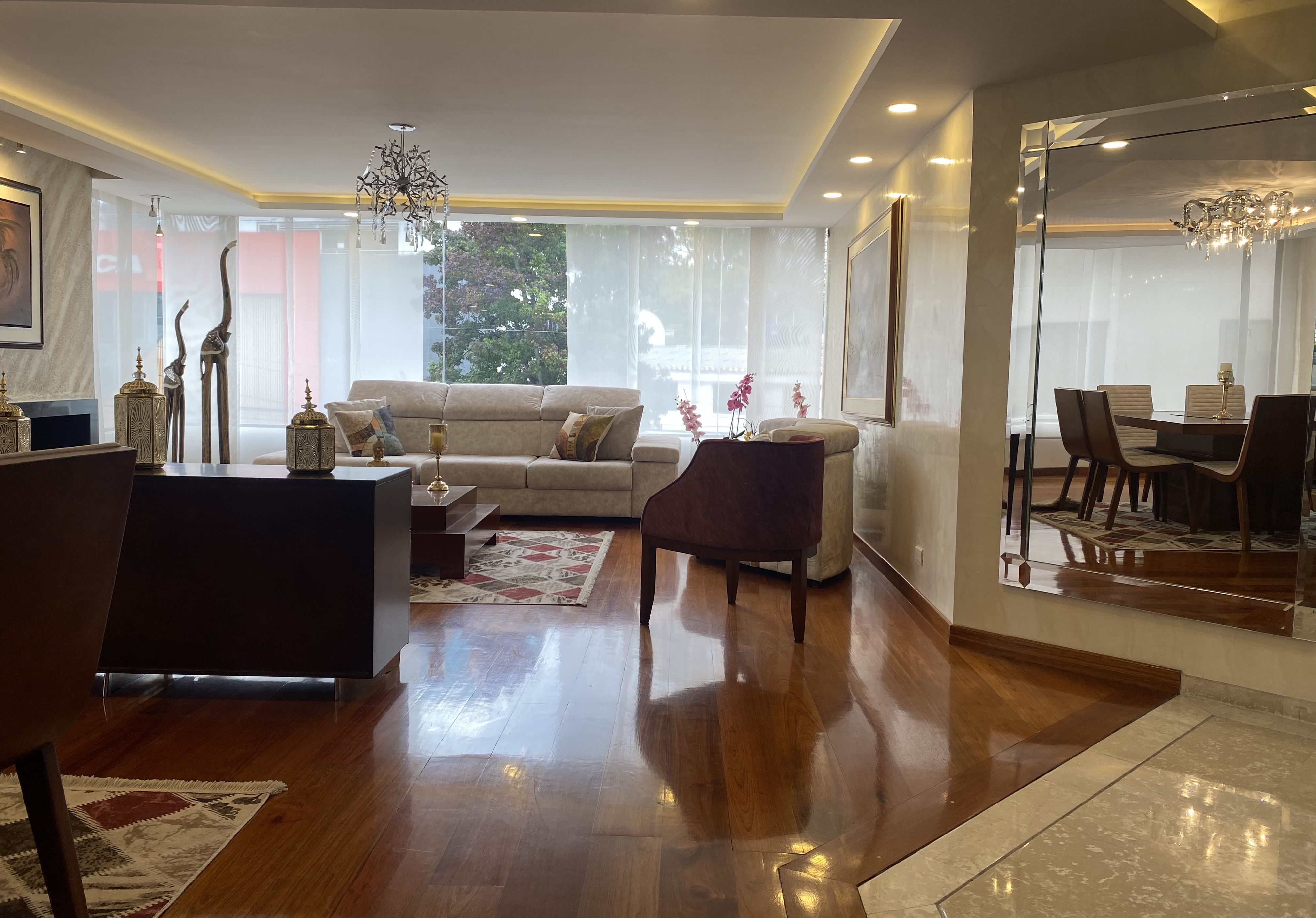 Apartamento en venta Cundinamarca Bogotá Santa Barbara Central 260 m2 Habitaciones 4 Baños 5 Garajes 3 Precio $1370000000