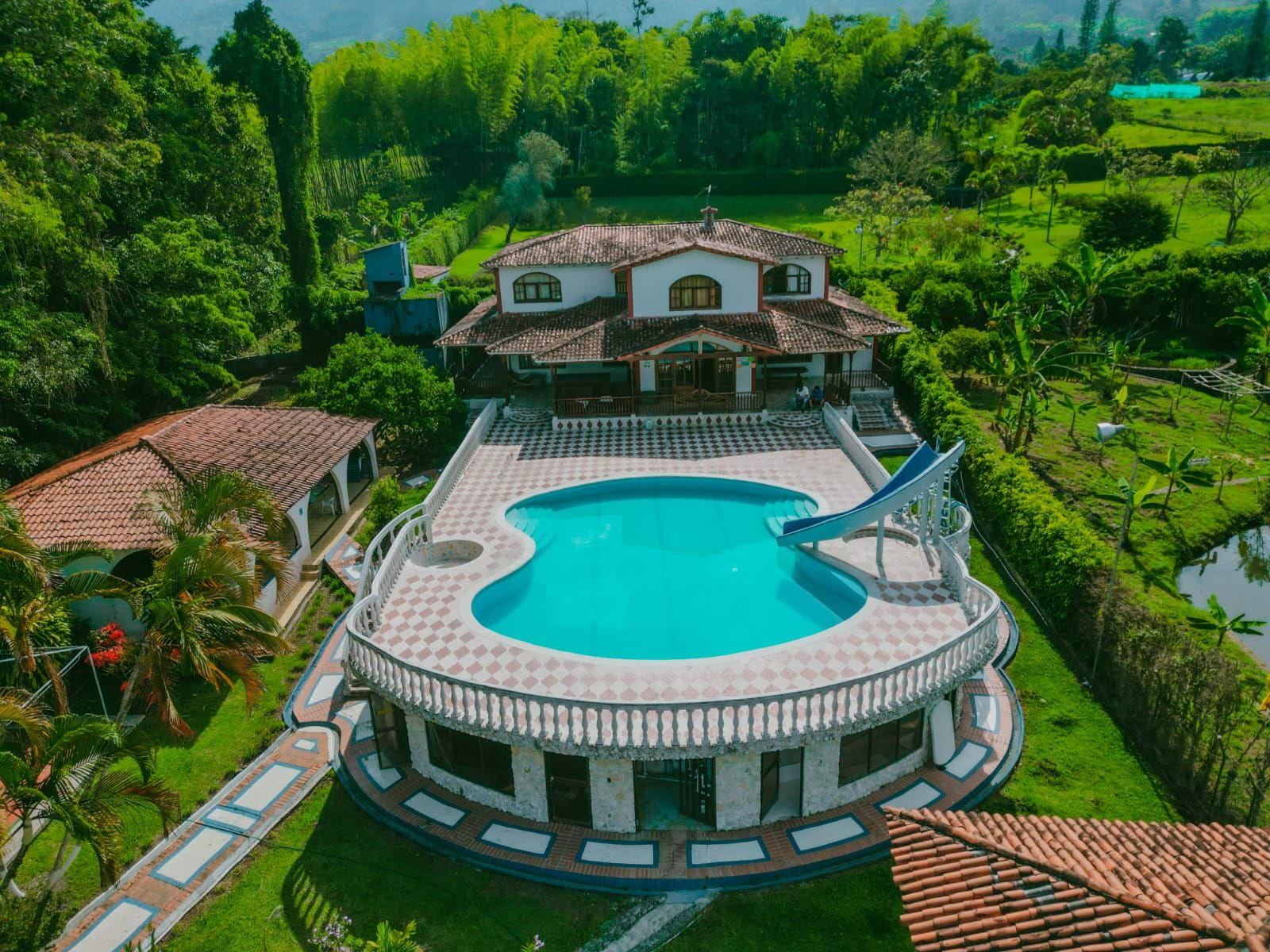 Finca en arriendo Valle Del Cauca Calima Calima 800 m2 Habitaciones 12 Baños 9 Garajes 15 Precio $1200000