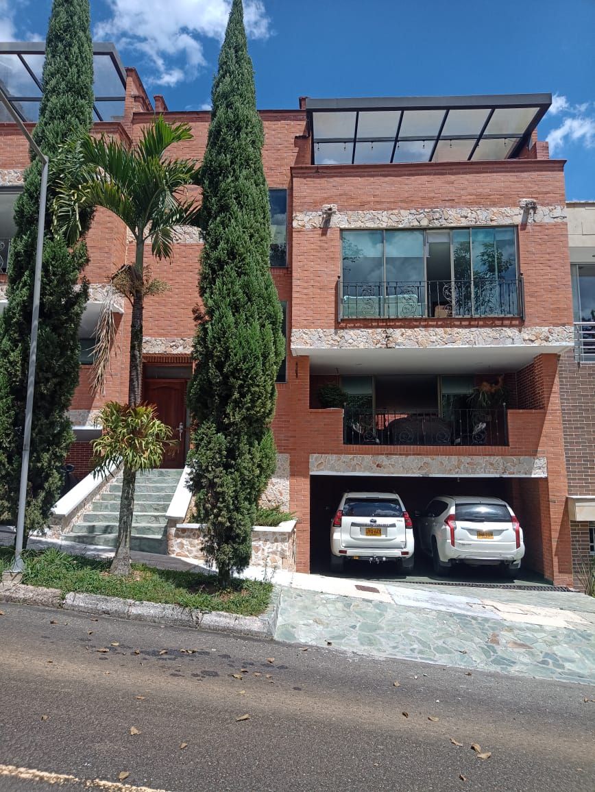 Casa en venta Antioquia Sabaneta Sabaneta 200 m2 Habitaciones 5 Baños 3 Garajes 2 Precio $1600000000