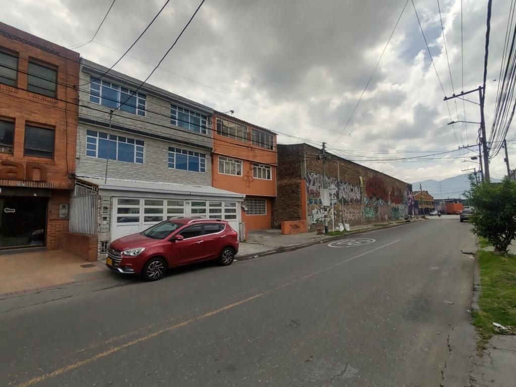 Casa en venta Cundinamarca Bogotá San Rafael Industrial 315 m2 Habitaciones 6 Baños 5 Garajes 2 Precio $749500000