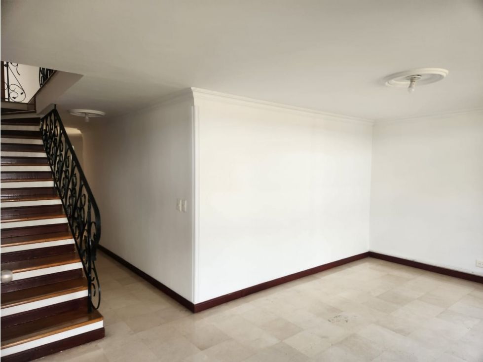 Casa en venta Antioquia Envigado Pontevedra 230 m2 Habitaciones 4 Baños 3 Garajes 2 Precio $930000000