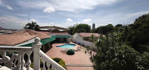 Casa en arriendo Valle Del Cauca Cali Urbanización Ciudad Jardín 1200 m2 Habitaciones 5 Baños 9 Garajes 2 Precio $17000000