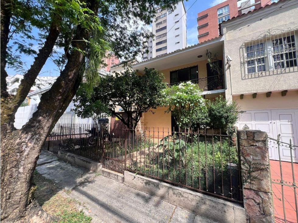 Casa en arriendo o venta Valle Del Cauca Cali Santa Teresita 140 m2 Habitaciones 4 Baños 4 Garajes 3 Precio venta $900000000 Precio arriendo $5000000