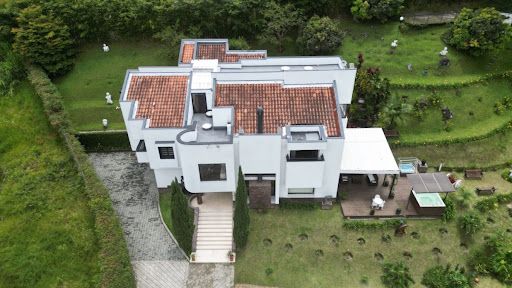 Casa en arriendo o venta Antioquia Medellín San Lucas 620 m2 Habitaciones 5 Baños 8 Garajes 25 Precio venta $4800000000 Precio arriendo $29000000