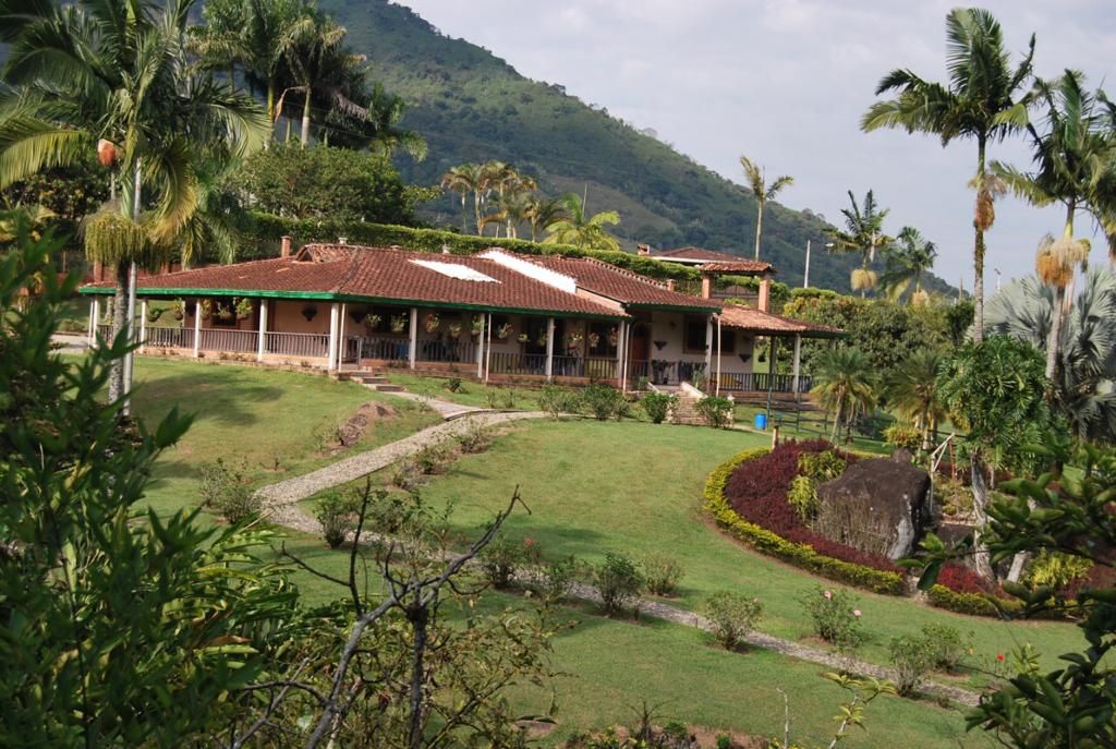 Finca en venta Antioquia Barbosa Santa Mónica 1000 m2 Habitaciones 6 Baños 5 Garajes 15 Precio $3000000000