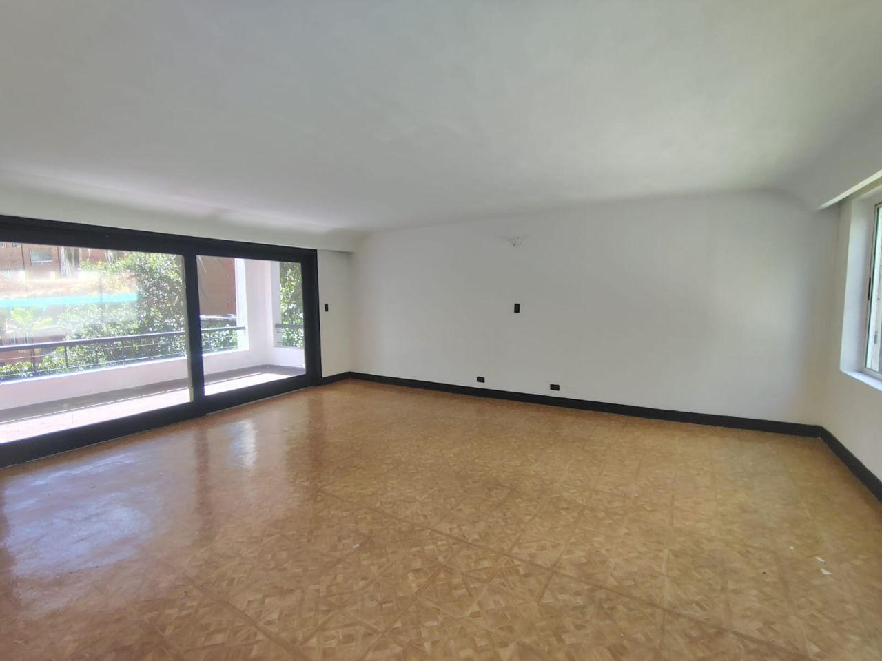Oficina en arriendo Antioquia Medellín La Linde 630 m2 Habitaciones 0 Baños 4 Garajes 4 Precio $16300000