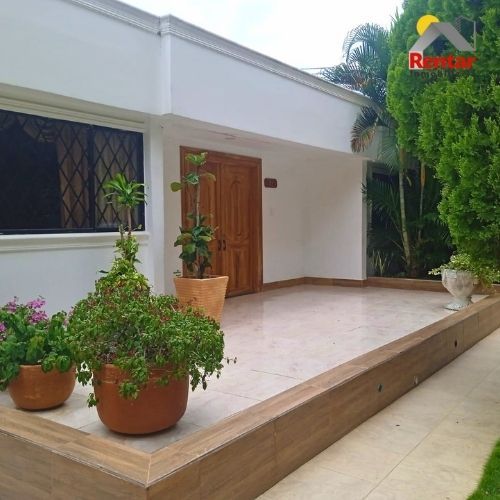 Casa en arriendo Córdoba Montería Los Alcázares 200 m2 Habitaciones 4 Baños 4 Garajes 1 Precio $9500000