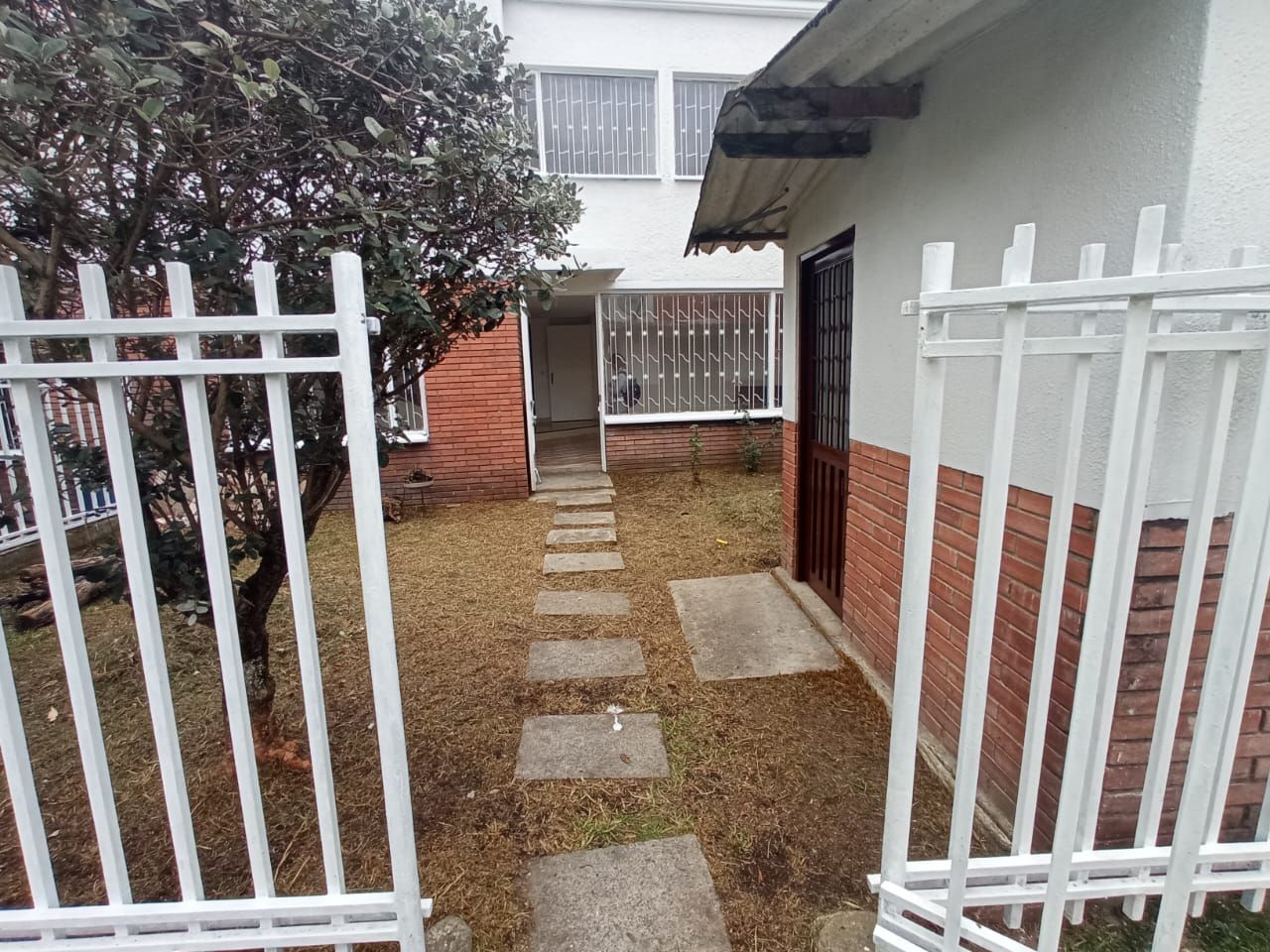 Casa en arriendo Cundinamarca Bogotá Julio Flórez 240 m2 Habitaciones 4 Baños 4 Garajes 1 Precio $3800000