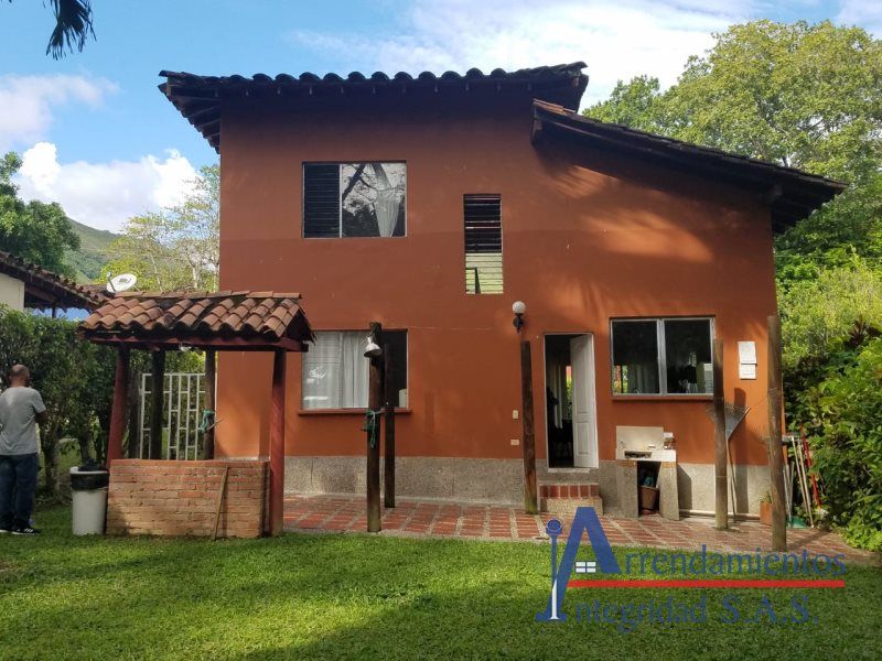 Casa en arriendo o venta Antioquia San Jerónimo San Jerónimo 250 m2 Habitaciones 4 Baños 2 Garajes 2 Precio venta $680000000 Precio arriendo $3000000