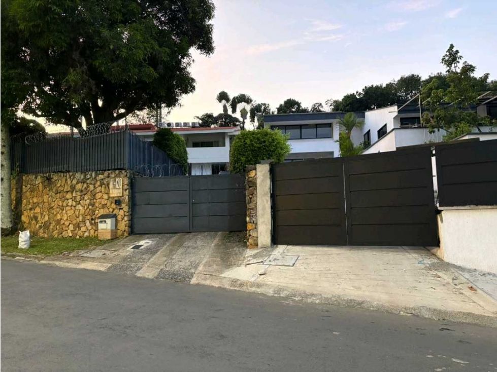 Casa en venta Valle Del Cauca Cali Urbanización Ciudad Jardín 1144 m2 Habitaciones 3 Baños 3 Garajes 6 Precio $2900000000