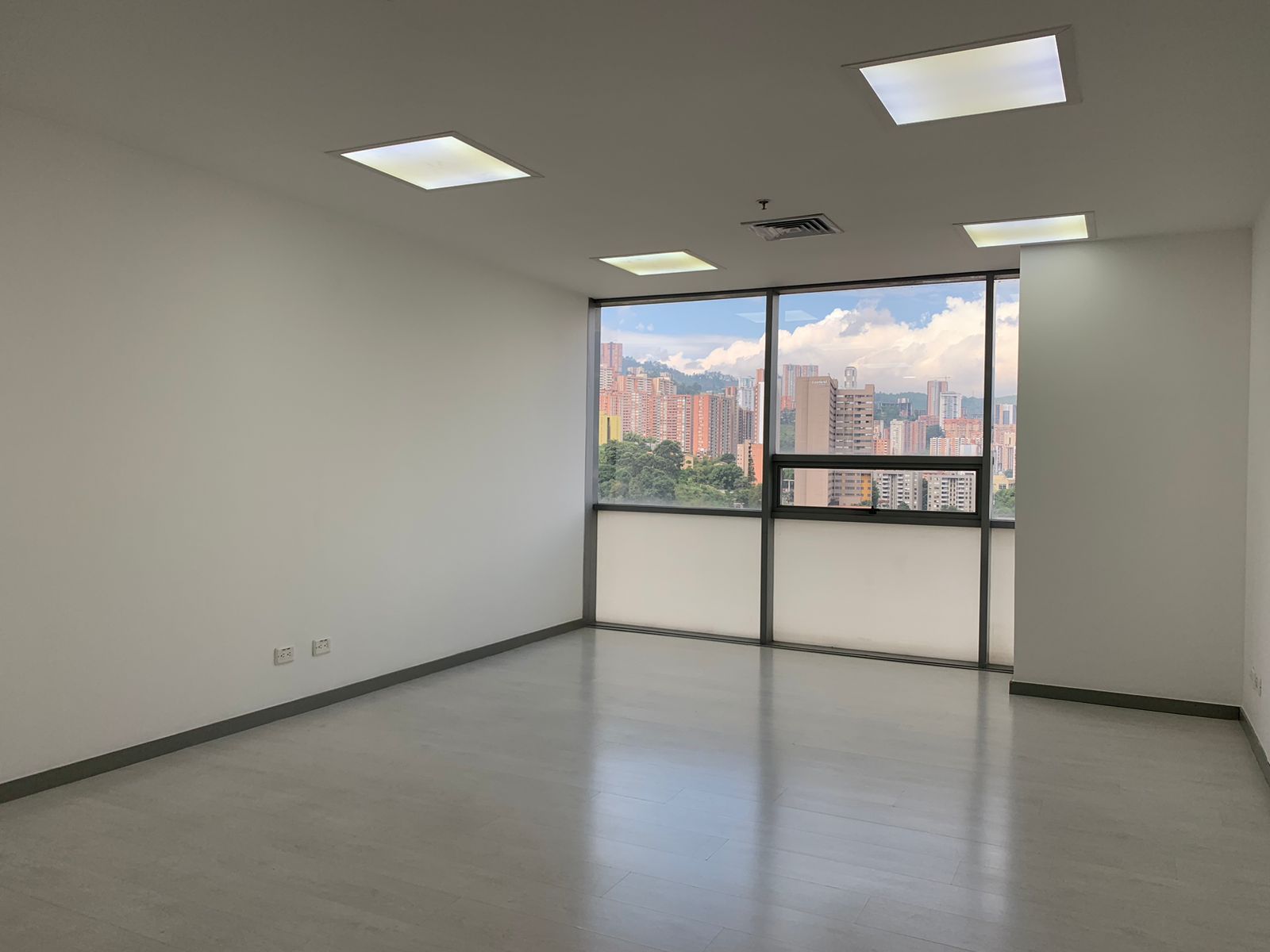 Oficina en arriendo Antioquia Envigado Las Vegas 37 m2 Habitaciones 0 Baños 1 Garajes 1 Precio $3300000