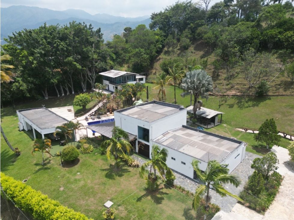 Finca en venta Antioquia Barbosa Barbosa 500 m2 Habitaciones 6 Baños 6 Garajes 5 Precio $2800000000