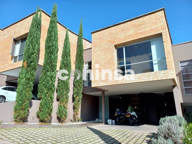 Casa en arriendo Antioquia Envigado Loma Del Atravesado 270 m2 Habitaciones 3 Baños 4 Garajes 1 Precio $11220500
