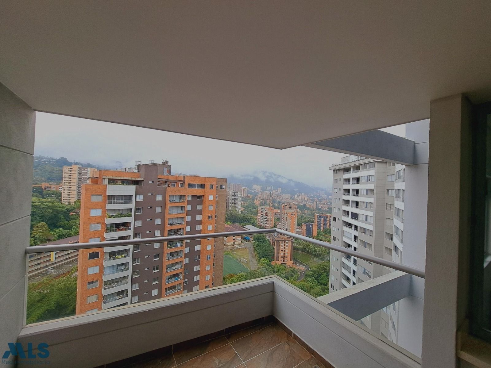 Apartamento en arriendo Antioquia Envigado El Esmeraldal 100 m2 Habitaciones 3 Baños 3 Garajes 2 Precio $6000000