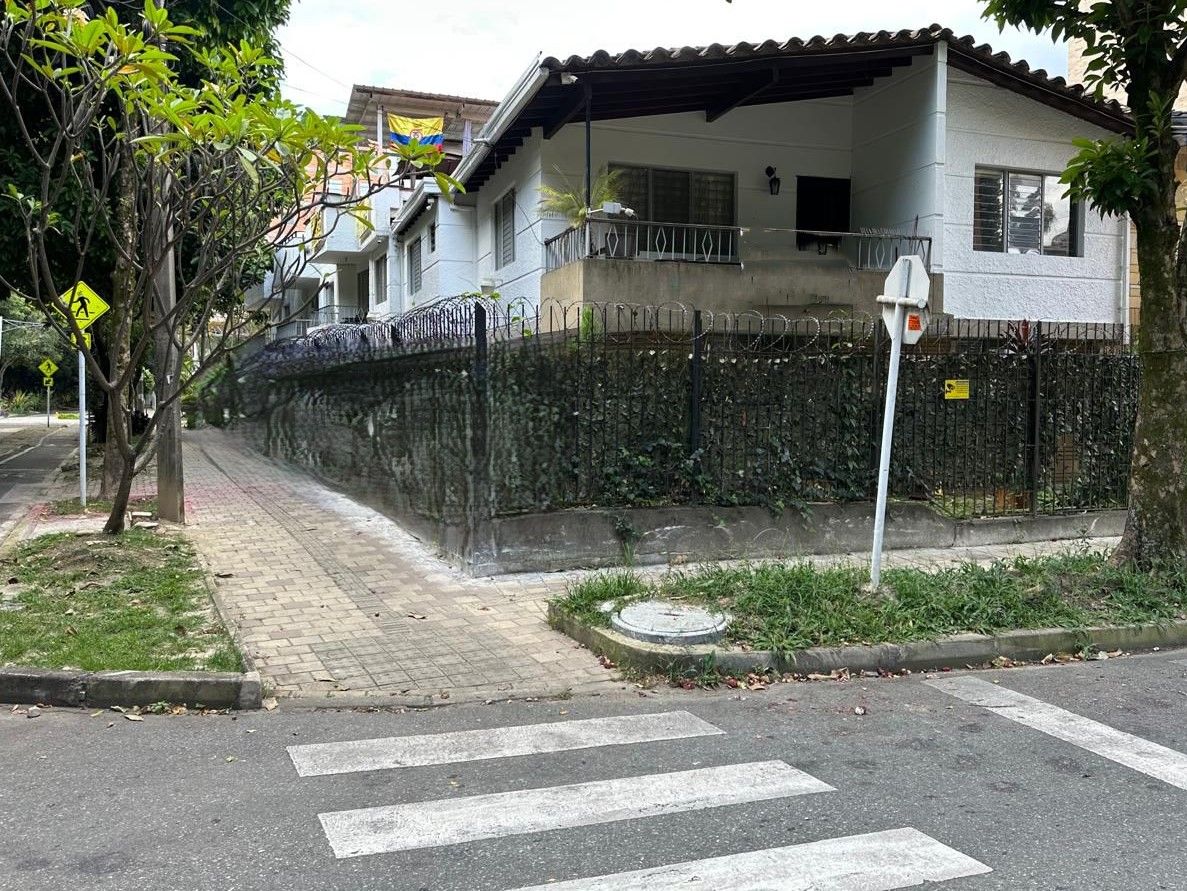 Casa en venta Antioquia Medellín Rosales 350 m2 Habitaciones 8 Baños 6 Garajes 1 Precio $1700000000