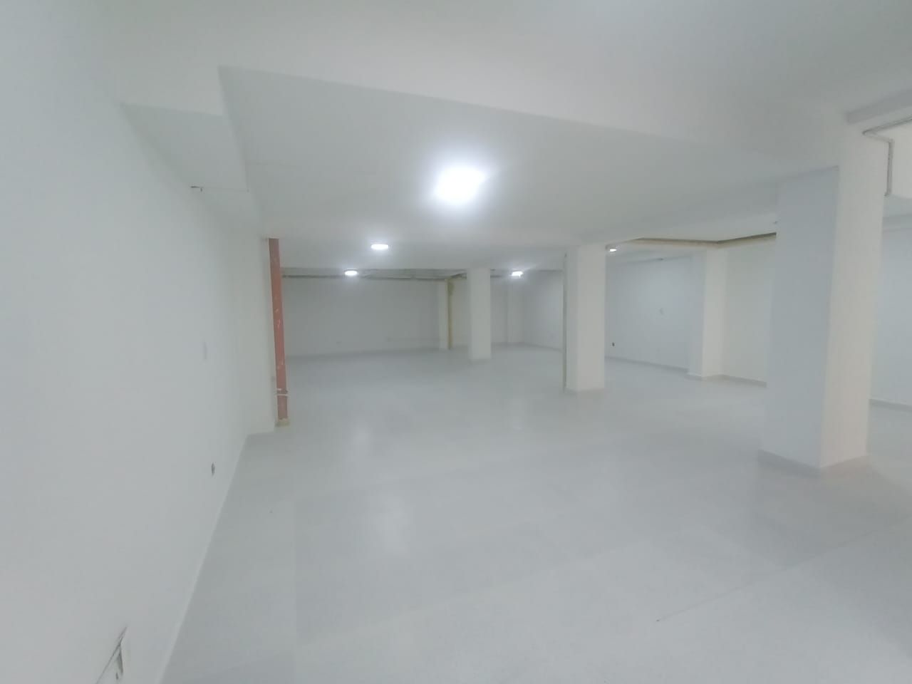 Local Comercial en arriendo Antioquia Medellín Miraflores 160 m2 Habitaciones 0 Baños 1 Garajes 0 Precio $8500000