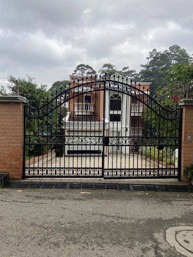 Casa en arriendo Antioquia Envigado Zúñiga 400 m2 Habitaciones 8 Baños 5 Garajes 4 Precio $8500000