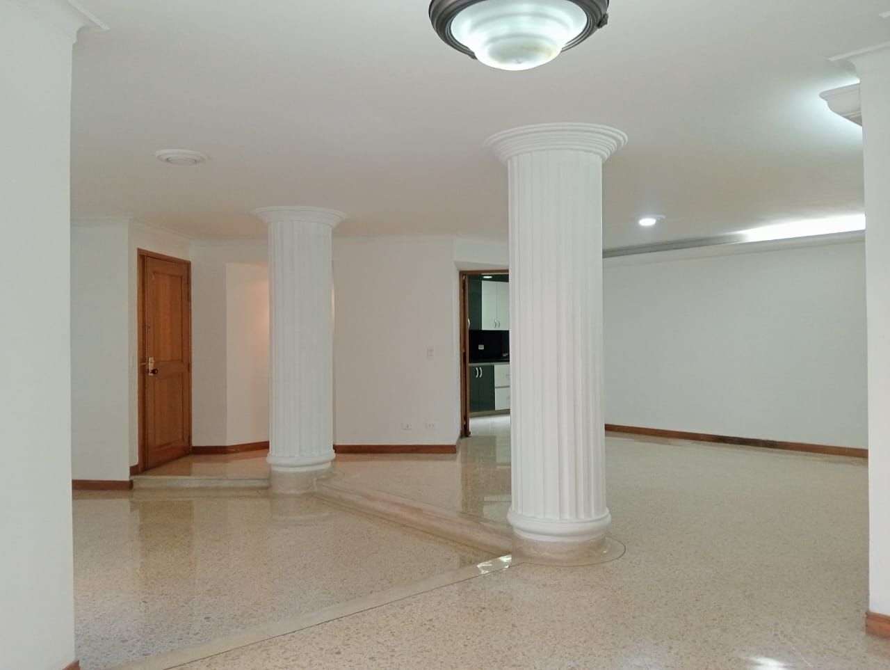 Apartamento en arriendo Antioquia Medellín Laureles 200 m2 Habitaciones 3 Baños 3 Garajes 2 Precio $5800000