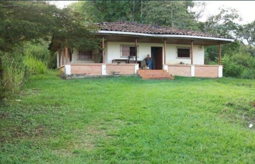 Finca en venta Valle Del Cauca Cali Urbanización Santa Helena 39000 m2 Habitaciones 5 Baños 3 Garajes 0 Precio $2400000000