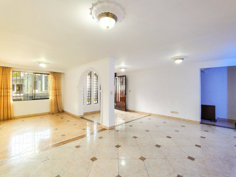 Casa en arriendo Antioquia Medellín La Floresta 230 m2 Habitaciones 4 Baños 4 Garajes 1 Precio $4900000