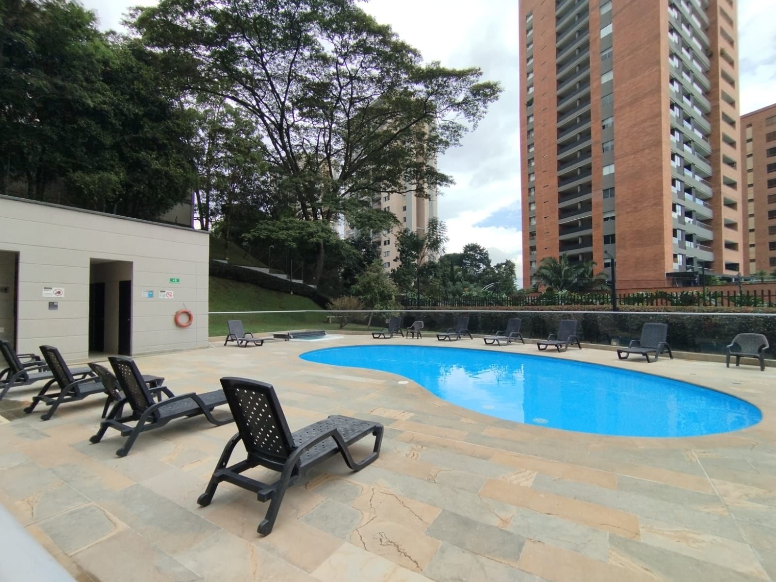 Apartaestudio en arriendo Antioquia Medellín Los Naranjos 62 m2 Habitaciones 1 Baños 2 Garajes 1 Precio $4300000