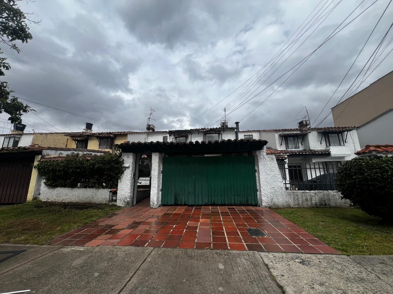 Casa en arriendo o venta Cundinamarca Bogotá Potosí 246 m2 Habitaciones 3 Baños 2 Garajes 2 Precio venta $1300000000 Precio arriendo $5220000