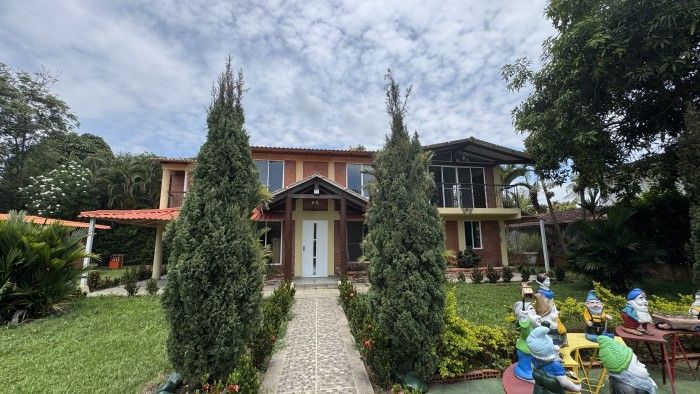Casa en arriendo Valle Del Cauca Jamundí Ub Los Mandarinos 300 m2 Habitaciones 3 Baños 4 Garajes 2 Precio $3500000