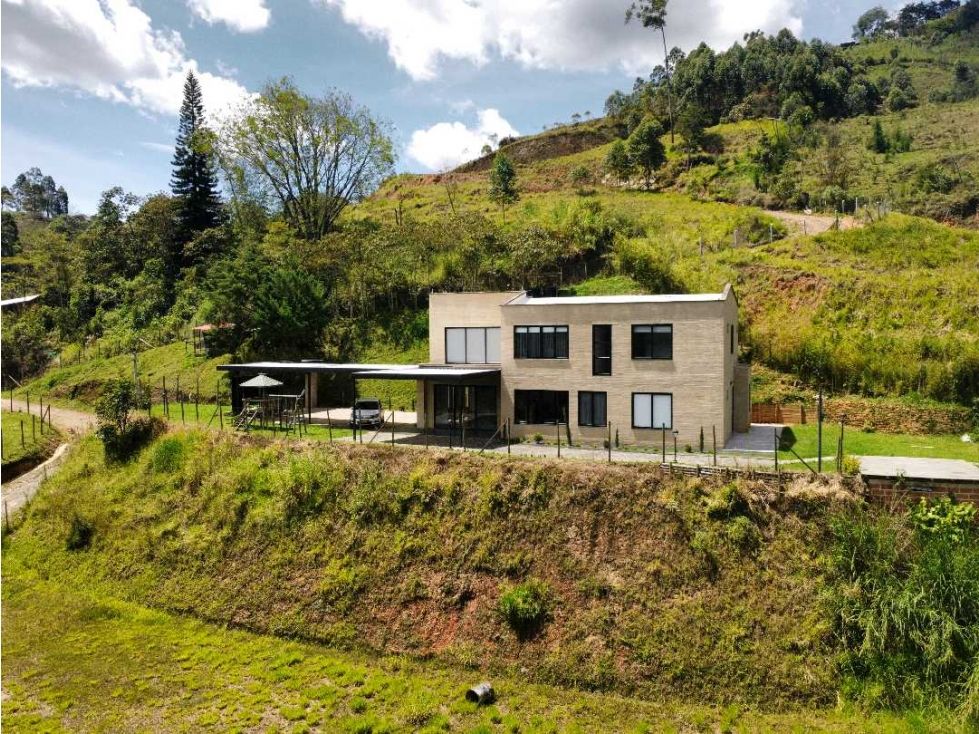 Casa Campestre en venta Antioquia Envigado Zona Centro 340 m2 Habitaciones 5 Baños 5 Garajes 3 Precio $1400000000