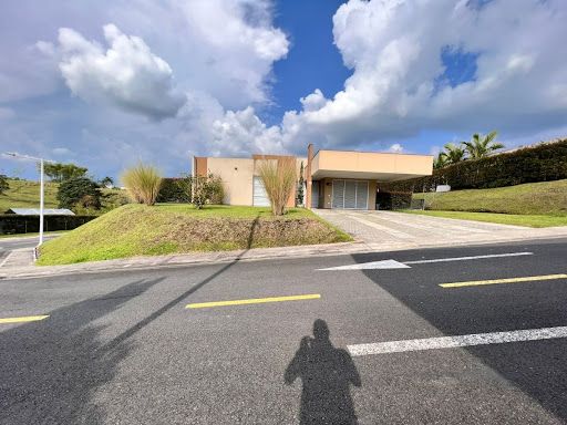 Casa en venta Risaralda Pereira Ur San Marcos 283 m2 Habitaciones 4 Baños 4 Garajes 6 Precio $1400000000