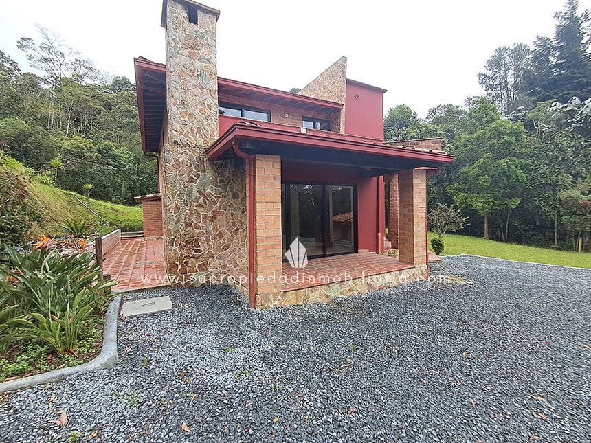 Casa en arriendo Antioquia Envigado Loma Del Atravesado 270 m2 Habitaciones 3 Baños 3 Garajes 7 Precio $9000000