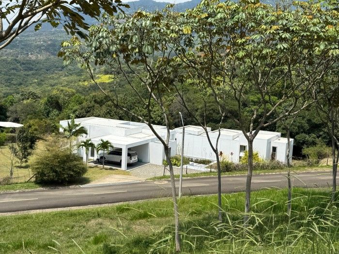 Casa en arriendo Valle Del Cauca Cali Cali 300 m2 Habitaciones 4 Baños 5 Garajes 10 Precio $8500000
