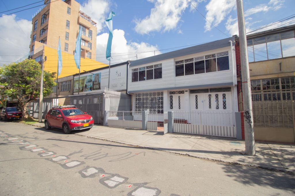 Casa en arriendo Cundinamarca Bogotá Las Américas 400 m2 Habitaciones 6 Baños 4 Garajes 1 Precio $7900000