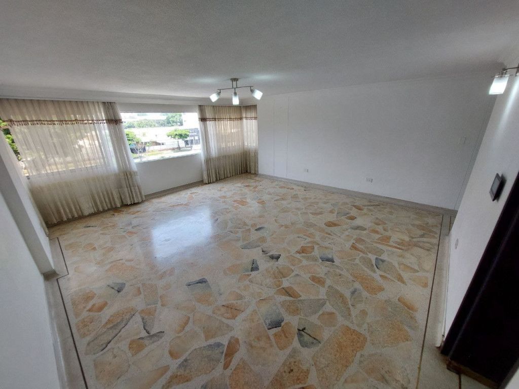 Apartamento en arriendo Valle Del Cauca Cali Departamental 96 m2 Habitaciones 3 Baños 3 Garajes 2 Precio $2200000