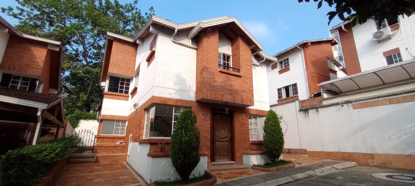 Casa en venta Santander Floridablanca Florida 218 m2 Habitaciones 3 Baños 4 Garajes 2 Precio $1300000000